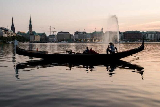 Private Alster Lake Romantic Tour in a Real Venetian Gondola - Itinerary Highlights