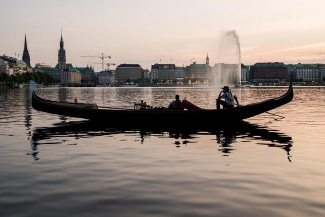 Private Alster Lake Romantic Tour in a Real Venetian Gondola - Important Information