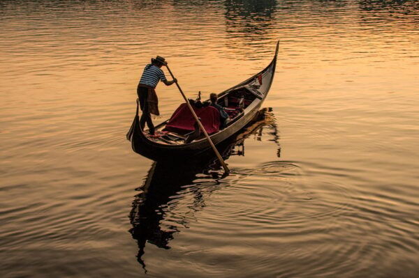 Private Alster Lake Romantic Tour in a Real Venetian Gondola - Weather Policy
