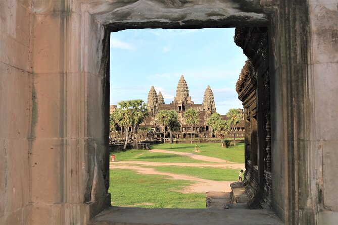 Private Angkor Temples Walking Tour From Siem Reap - Exploring Angkor Thom