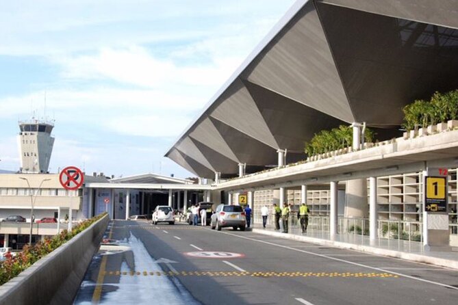 Private Arrival or Departure Transfer: Alfonso Bonilla Aragón Airport - Transfer Process