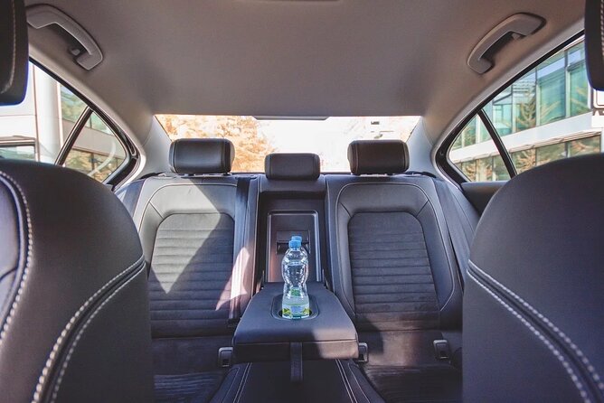 Private ARRIVAL Transfer by LIMOUSINE 3+1pax - Vehicle and Assistance