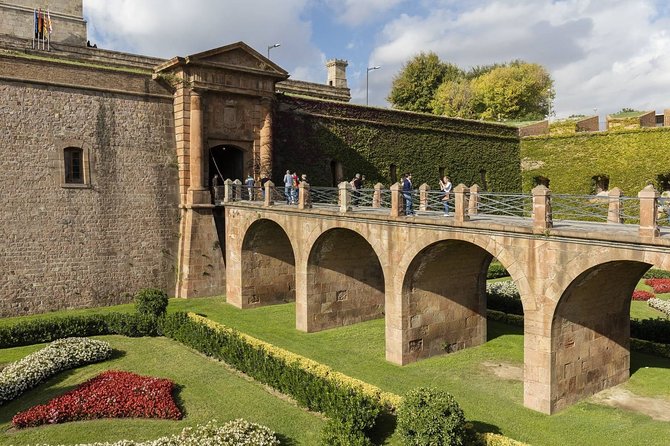 Private Barcelona Best Views: Old Town, Montjuic Castle&Magic Fountain Show Tour - Common Questions