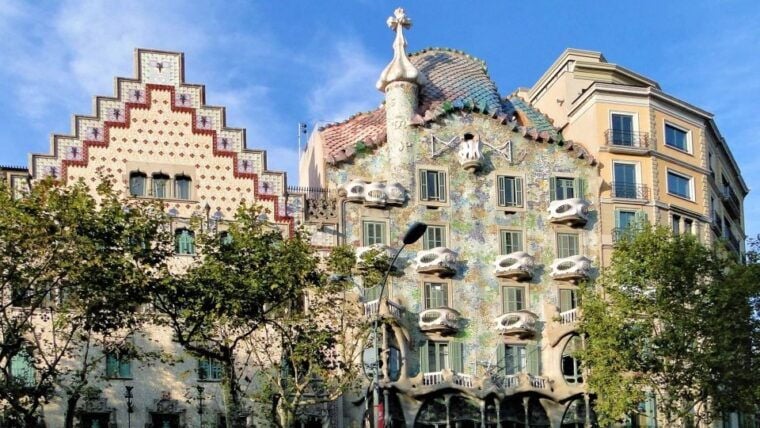 Private Barcelona Modernism and Gaudí Walking Tour - Guided Experience