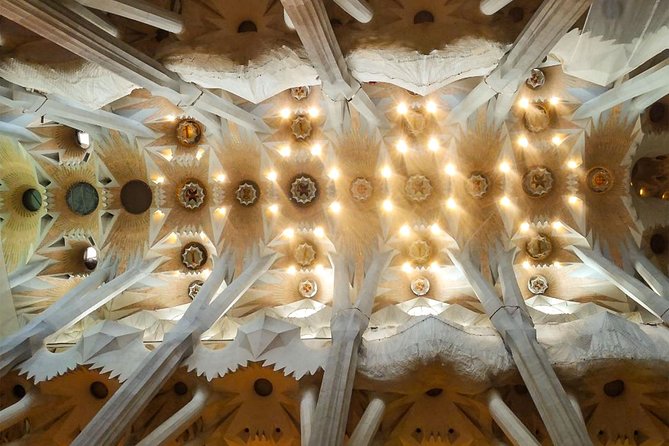 Private Barcelona'S Highlights Halfday Tour - Pick up Included - Overview and Whats Included