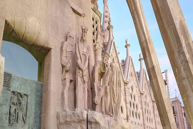 Private Barcelona'S Highlights Halfday Tour - Pick up Included - Food and Beverage Included