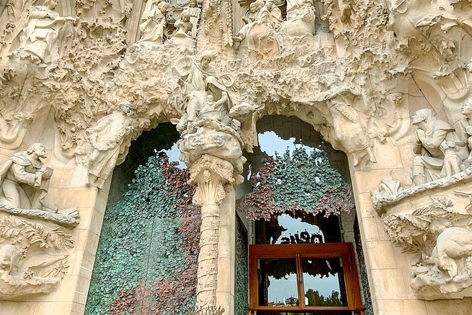 Private Barcelona'S Highlights Halfday Tour - Pick up Included - Price and Group Size