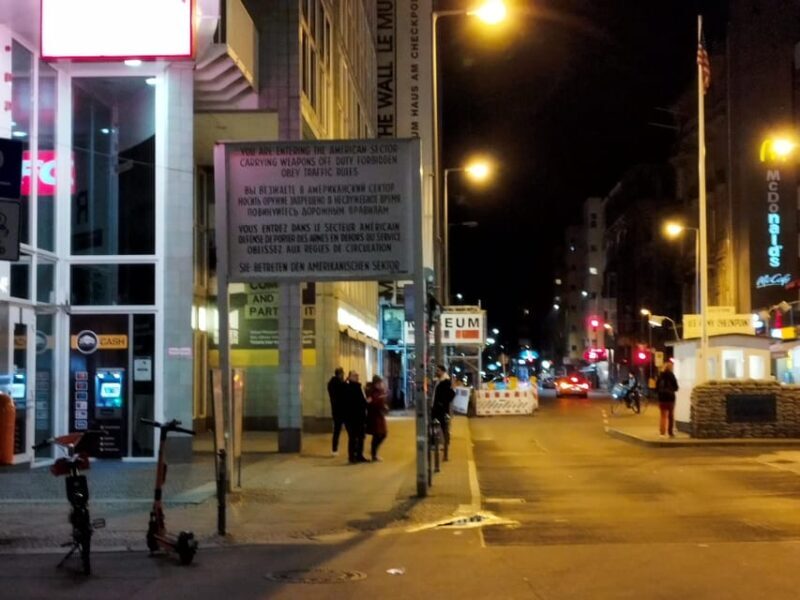 Private Berlin by Evening/Night Minivan, Driver aand Guide - FAQ