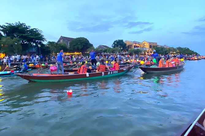 Private Boat Ride, Night Market, and Walking Tour in Hoi An - Sampling Local Delicacies in Hoi An
