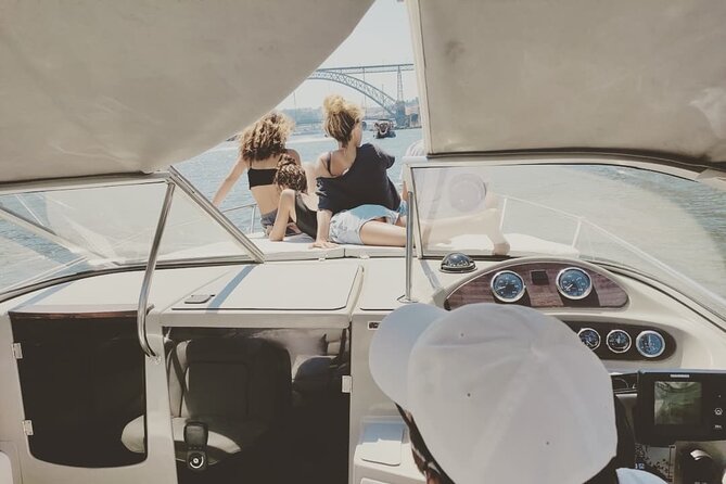 Private Boat Tour Along Ribeira Do Porto (1h30m) - Featured Review by Lisa_M