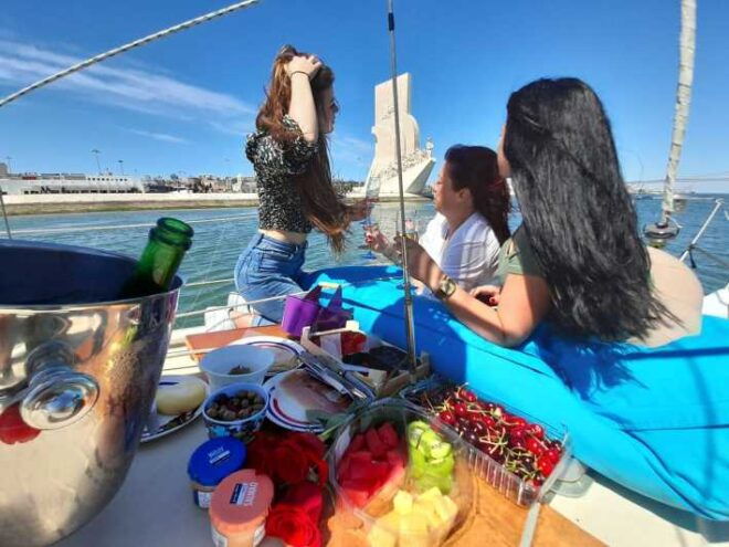 Private Boat Tour in Lisbon: With Welcome Drink and Music. - Personalized Experience