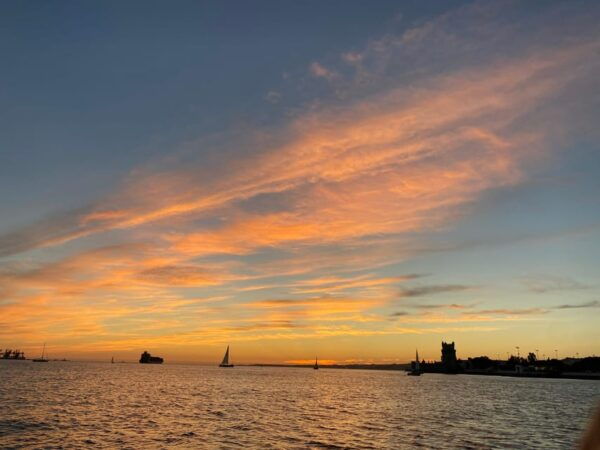 Private Boat Tour in Lisbon: With Welcome Drink and Music. - Knowledgeable Skippers