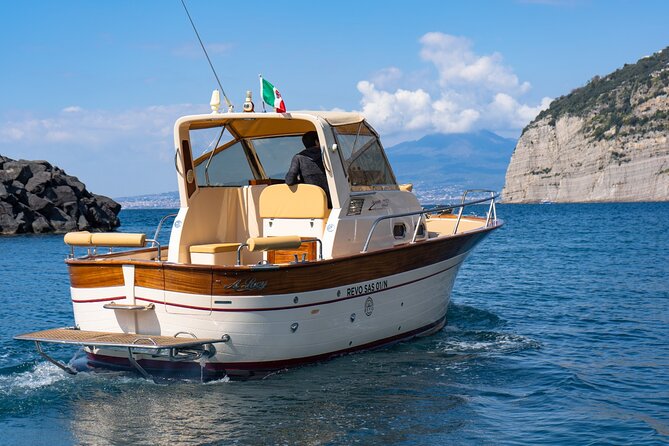 Private Boat Tour of Capri From Sorrento on Sorrentine "GOZZO" - Features of Sorrentine GOZZO Boat