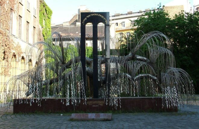 PRIVATE Budapest Jewish Heritage Walking Tour - Food Tasting - Food Tasting Delights