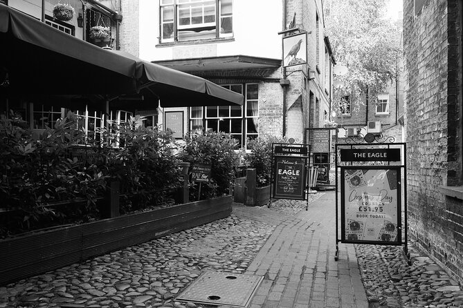 Private Cambridge University Ghost Tour Led By University Alumni - Alumni Guides and Meeting Point
