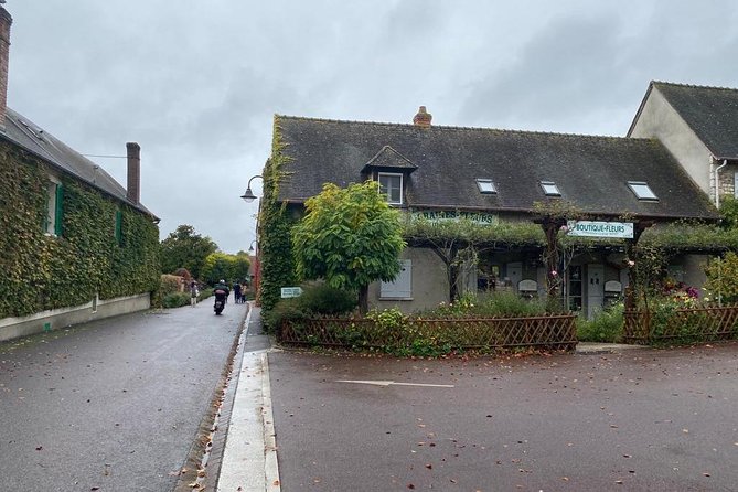 Private Car Trip to Giverny Garden From Paris - Select Date and Travelers