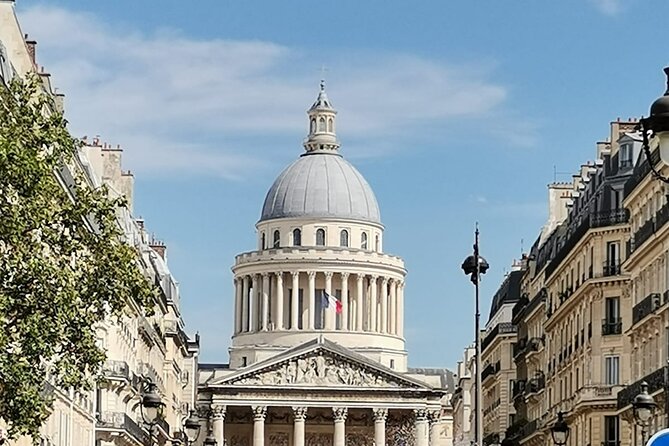 Private Car With a Driver in Paris 4-6 Persons - Ideal Group Size for the Service