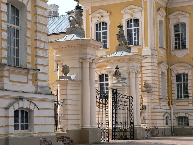 Private Castle tour from Riga:Rundale, Bauska+Hill of Cross - Who Should Book This Tour?