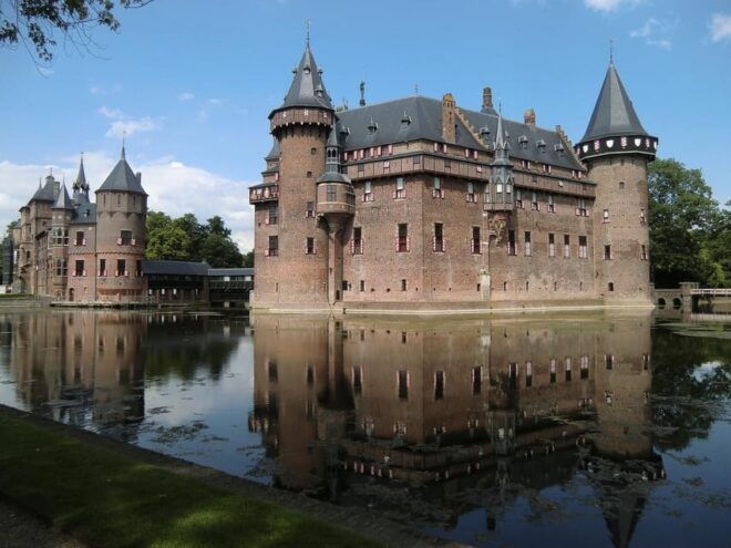 Private Castle Tour to Muiderslot and De Haar - Private Pickup and Comfortable Transportation