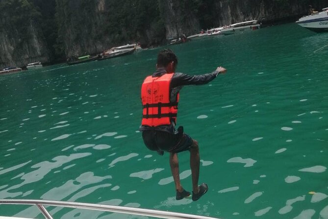 Private Catamaran Yacht Charter to Maiton & Coral Islands - Maiton Island