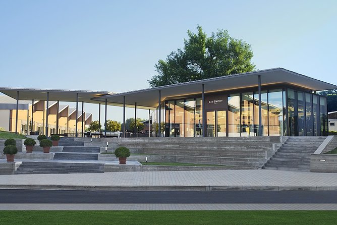 Private Chauffeur for Shopping to the Mall and Prada Outlet (Space) - Directions to Book