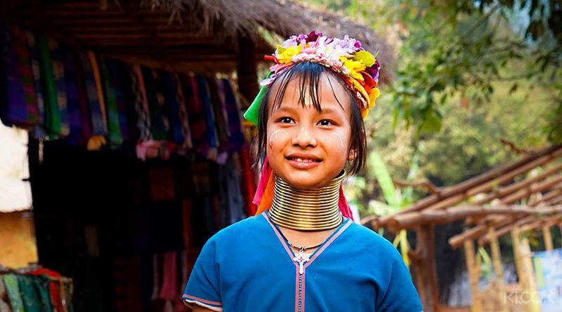 Private Chiang Dao Cave Temple and Karen Long Neck village Day Tour - Meeting people at the Karen village