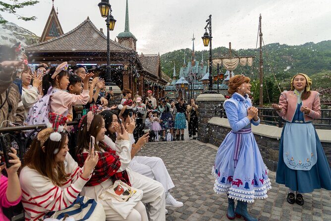 Private Christmas Walking Tour Hong Kong and Egg Waffle Treat - Walking and Transportation Details