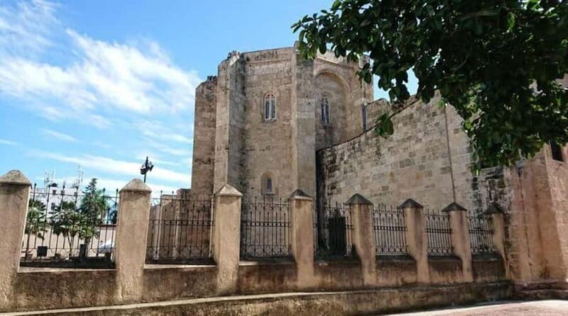 Private Colonial Zone Heritage Walk Guided by a Local Artist - Good To Know