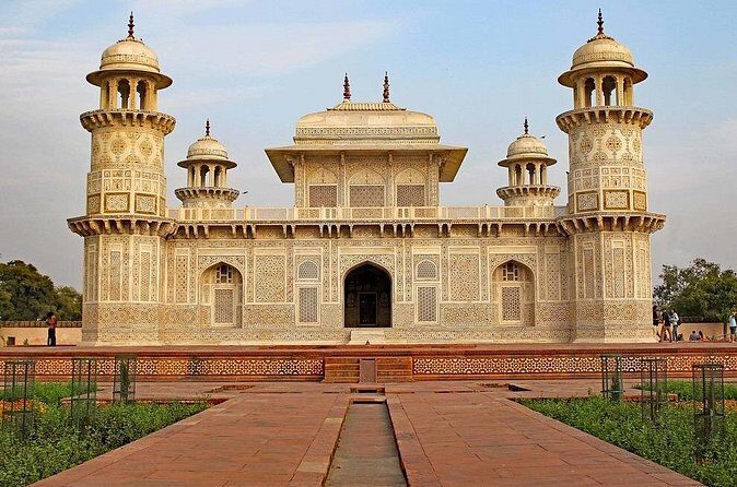 Private Cultural Taj Mahal Tour by Gatimaan Express Train - Exploring Agra Fort: Mughal Grandeur