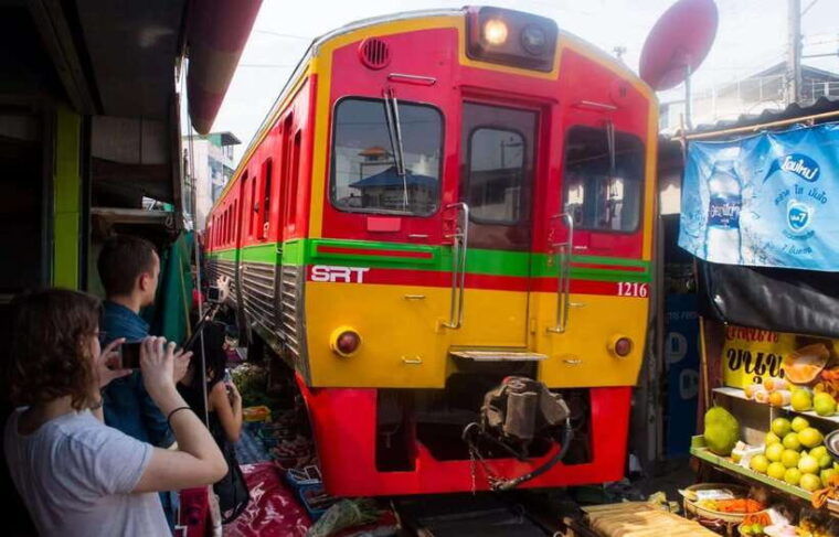 Private: Damnoen Saduak Floating Market, Railway, Wat & More - Maeklong Railway Market Experience