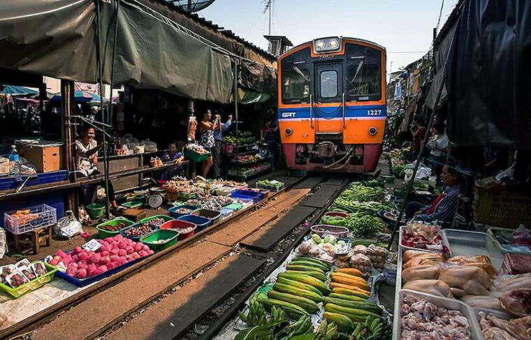 Private: Damnoen Saduak Floating Market, Railway, Wat & More - Damnoen Saduak Floating Market Adventure
