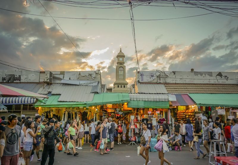 Private DamnoenSaduak Floating Market,Chatuchak Market DayTour by AK - A private car saves effort, not travel time