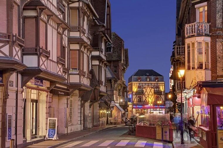Private Day in Étretat and Honfleur, the Jewels of Normandy - Exploring Honfleur