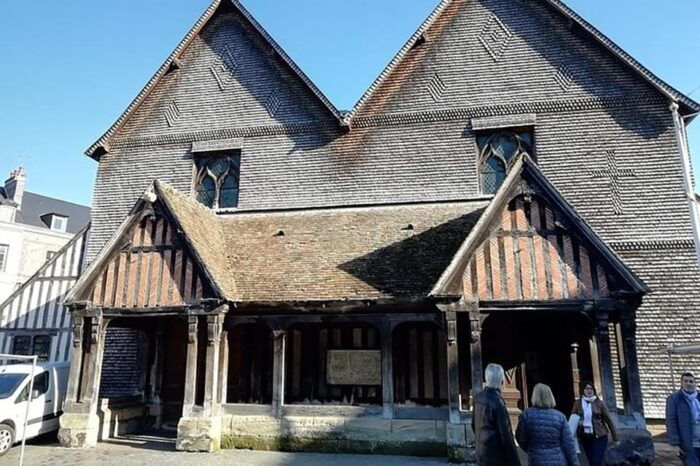 Private Day in Étretat and Honfleur, the Jewels of Normandy - The Role of the Tour Guide