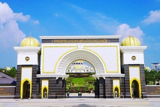 Private Day Tour: Indonesia & Malaysia Kuala Lumpur (2 Countries) From Singapore - Key Destinations