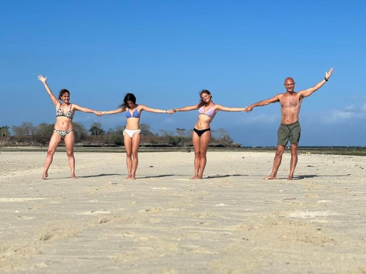 Private Day Tour to Pink Beach-Sand Island-Gili Petelu - Key Points