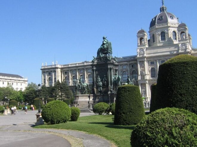 Private Day Tour Transfer From Budapest to Vienna - Tour Highlights and Itinerary Description