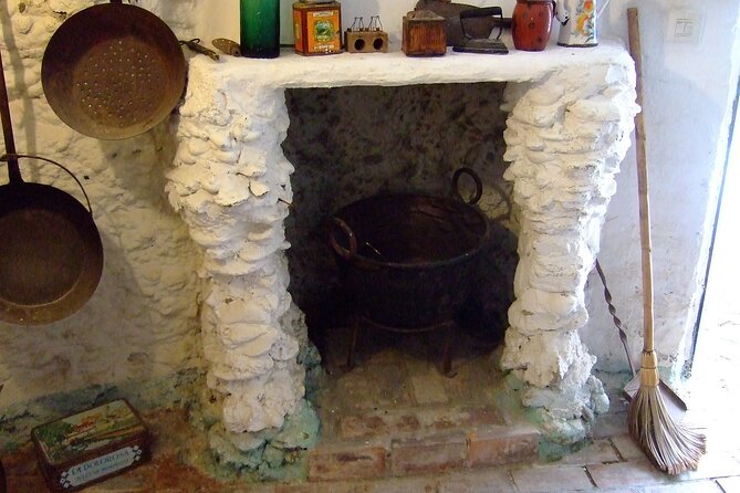 Private Day Trip to Sacromonte Caves From Granada With a Local - Discover the Rich History of Sacromonte