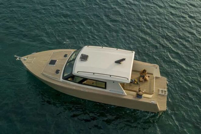 PRIVATE DAY WITH OUR LUX SPEEDBOAT, 5 STAR ***** ENJOYMENT - Included Services