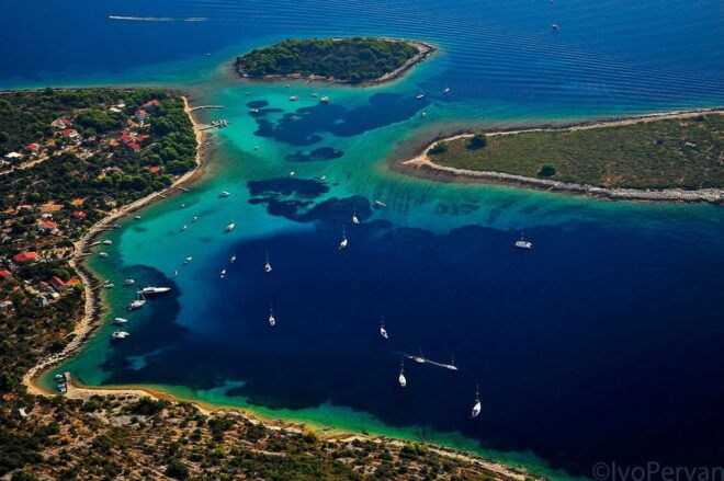 PRIVATE DAY WITH OUR LUX SPEEDBOAT, 5 STAR ***** ENJOYMENT - Meeting Point and Accessibility