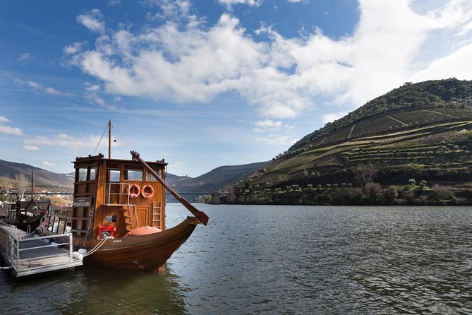 Private Douro Valley Wine Tour: 2 Wine Estates, Lunch and River Cruise - Positive Feedback on Guides