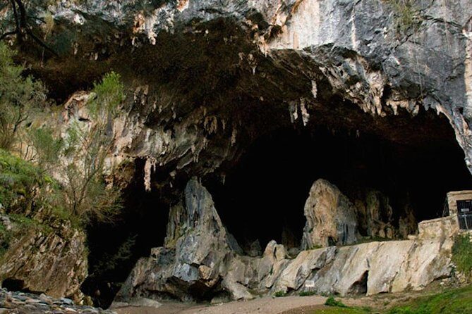 Private Goa tour of ancient rock art, laterite cave and bubble lake with lunch - FAQs