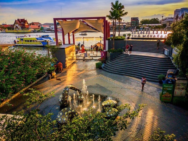 Private Grand Palace Night Tour: Wat Pho, Tha Maharaj, Khao San - Who should book this evening route