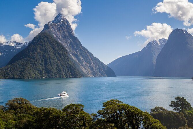 Private Guided Milford Sound Tour ex Queenstown - The Return Journey: Panoramas and Stories