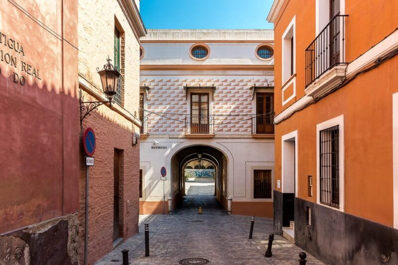 Private Guided Tour of Complete Seville and Jewish Quarter - Navigating the Labyrinthine Santa Cruz