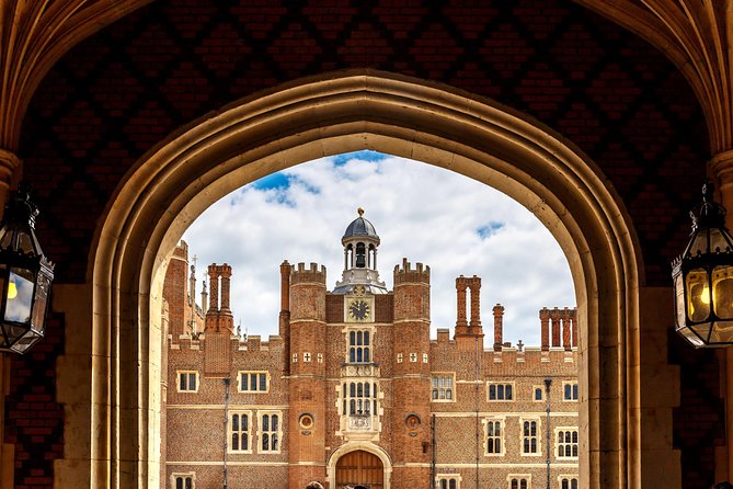 Private Hampton Court Palace Tour With Private Guide and Iconic London Taxi - Palace History and Personal Guide