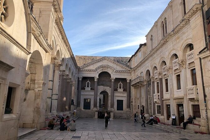 Private History Split Walking Tour in Italian - Small Group - Tour Inclusions and Accessibility Details