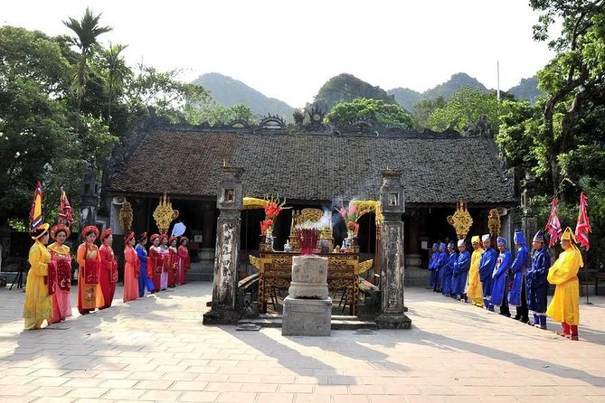 Private Hoa Lu - Tam Coc - Mua Cave With Boat Trip, Temple, Biking, Lunch - Boat Trip Along Tam Coc River