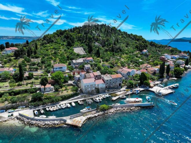 Private Island Hopping Boat Tour Around Zadar With Drinks - Onboard Amenities and Activities