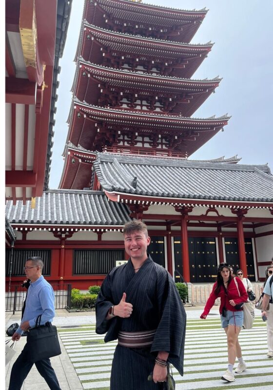 Private Kimono & Photo Tour in Asakusa with English Guide - A small group, with room to follow your interests
